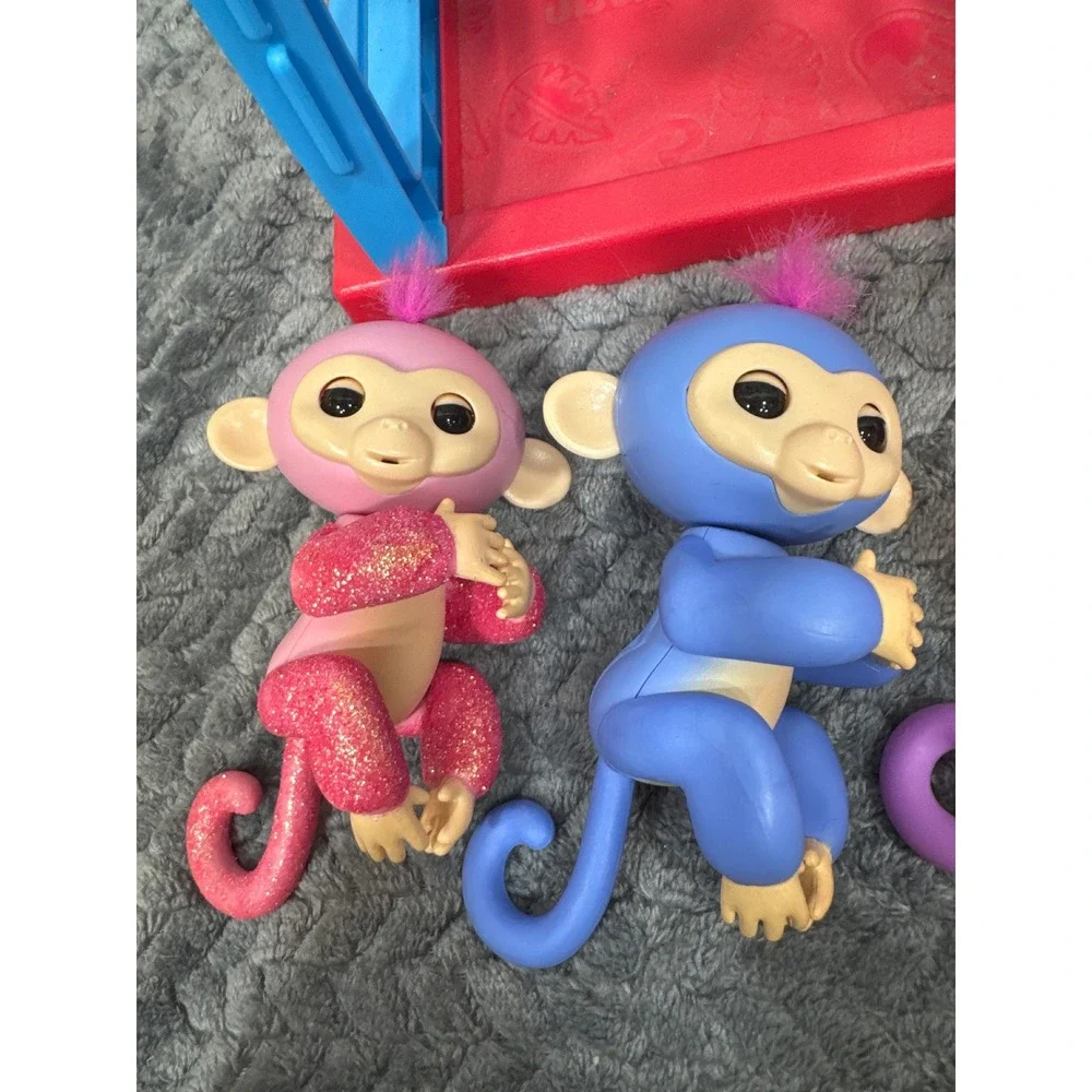 WowWee Fingerlings Interactive Baby Monkey Lot of 5 with Playground Jungle Gym‎